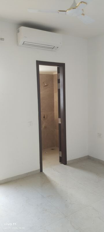 Room in 3 BHK Builder Floor at Smart World Orchard, Sector 61 – for Rent
