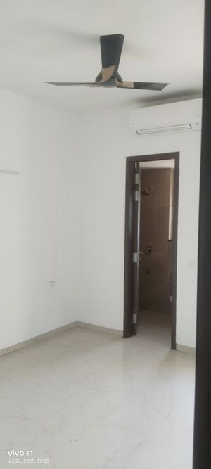 Room in 3 BHK Builder Floor at Smart World Orchard, Sector 61 – for Rent