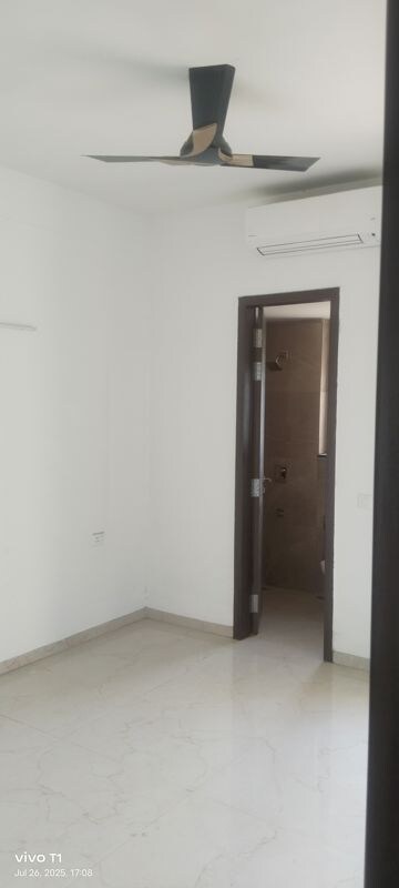 Room in 3 BHK Builder Floor at Smart World Orchard, Sector 61 – for Rent