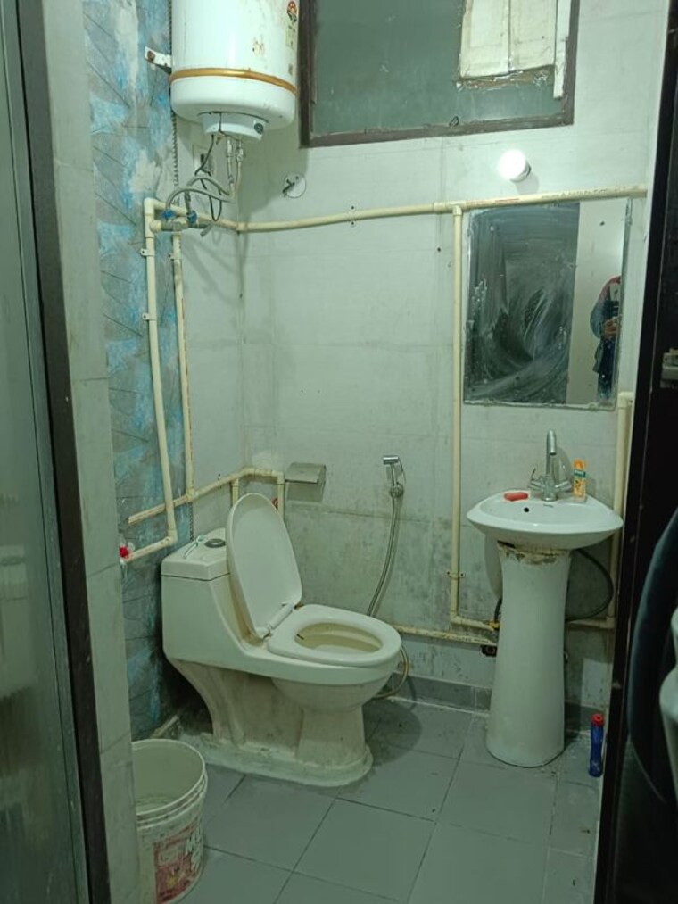 Bathroom, lajpat nagar 4 1 Bedroom 555 Sq.Ft. Apartment In Lajpat Nagar 4 Delhi 9788314