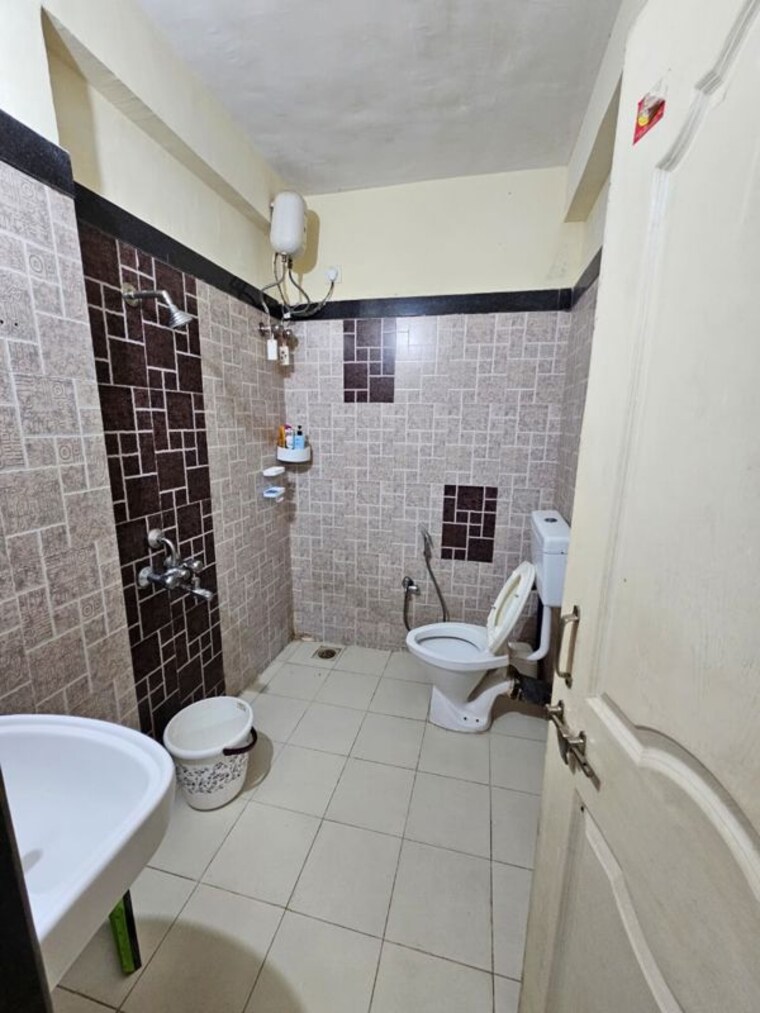 Bathroom, lakeshore-heights 2 Bedroom 750 Sq.Ft. Apartment In Powai Mumbai 9788392
