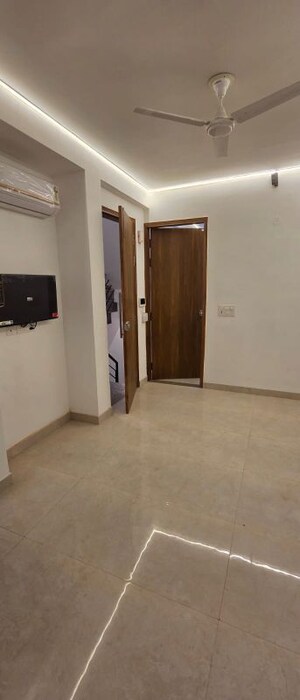 Room in 2 BHK Builder Floor at Central Park I, Sector 42 – for Rent