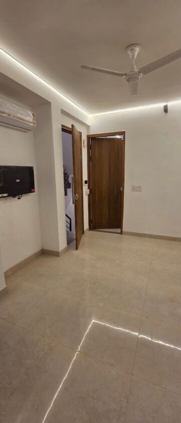 Room in 2 BHK Builder Floor at Central Park I, Sector 42 – for Rent