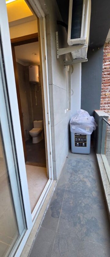 Building Lobby in 2 BHK Builder Floor at Central Park I, Sector 42 – for Rent