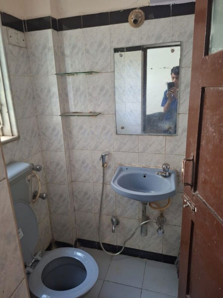 Bathroom, dheeraj-valley 1 Bedroom 600 Sq.Ft. Apartment In Goregaon East Mumbai 9766184
