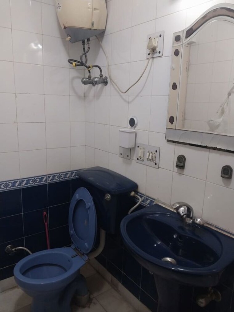 Bathroom, sector 18 dwarka 3 Bedroom 1500 Sq.Ft. Apartment In Sector 18 Dwarka Delhi 9788519