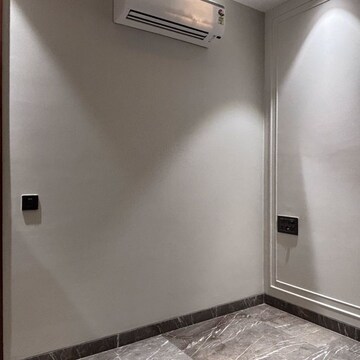 Room in 4 BHK Builder Floor at Green Park Extension – for Sale