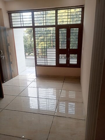 Room in 4 BHK Apartment at Sarita Vihar – for Sale