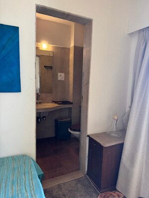 Room in 3 BHK Apartment at Bandra West – for Rent