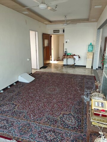 Room in 3 BHK Apartment at Shangrila CHS Azad Nagar Colaba, Azad Nagar Colaba – for Sale