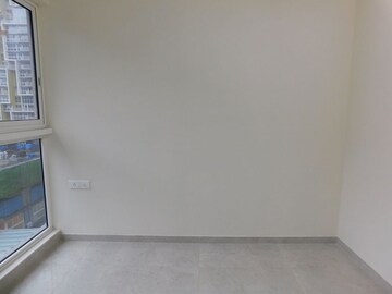 Room in 2.5 BHK Apartment at Hiranandani Cardinal, Ghodbunder Road – for Sale