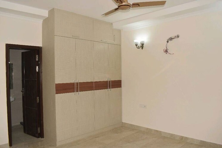 Room, sector 19 dwarka 4 Bedroom 1800 Sq.Ft. Apartment In Sector 19 Dwarka Delhi 9788877