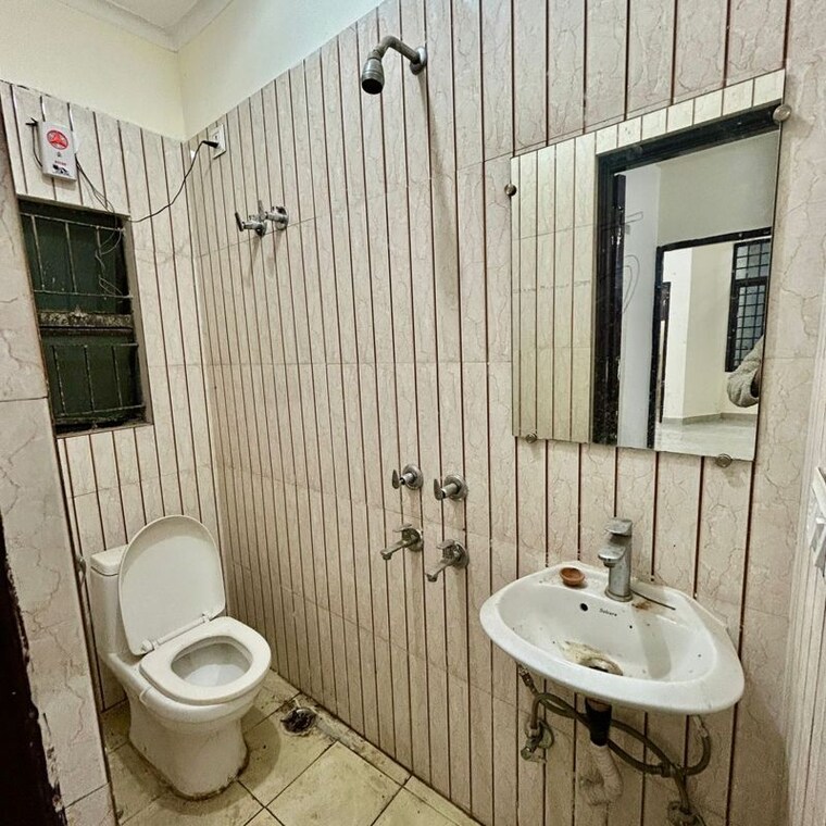 Bathroom, chattarpur 2 Bedroom 850 Sq.Ft. Builder Floor In Chattarpur Delhi 9788928