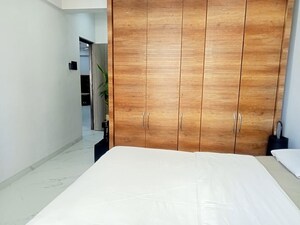 Room in 3 BHK Apartment at Khar West – for Rent