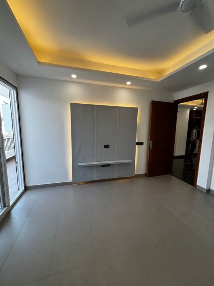 Room, sushant lok i 4 Bedroom 521 Sq.Yd. Builder Floor In Sushant Lok I Gurgaon 9789119