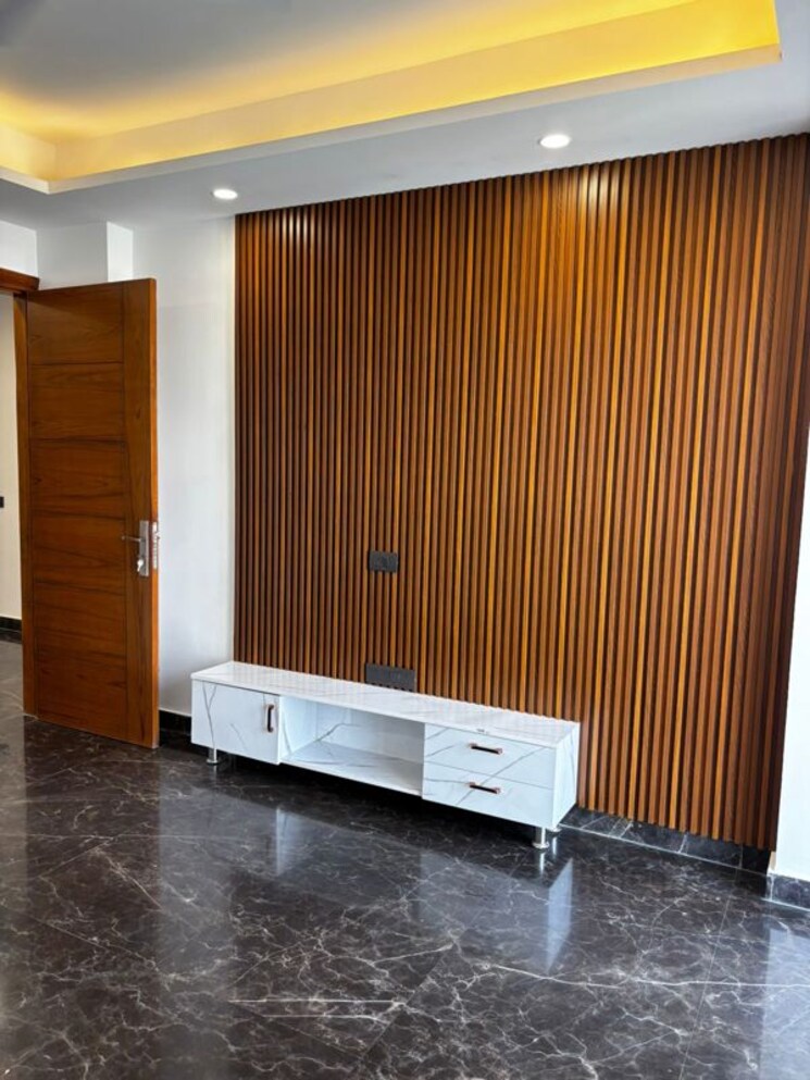 Room, sushant lok i 4 Bedroom 562 Sq.Yd. Builder Floor In Sushant Lok I Gurgaon 9789114