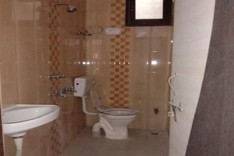 Bathroom, sector 62 1.5 Bedroom 615 Sq.Ft. Builder Floor In Sector 62 Noida 9789397