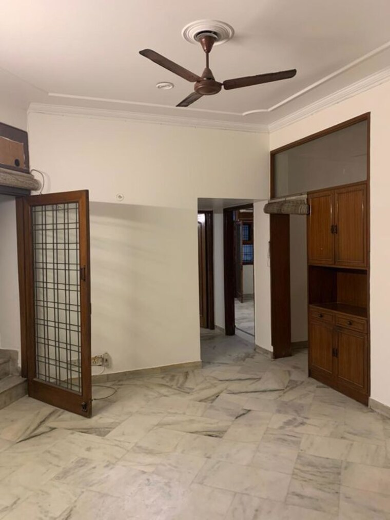 Room, sarvodaya enclave 3 Bedroom 200 Sq.Yd. Builder Floor In Sarvodaya Enclave Delhi 9789784
