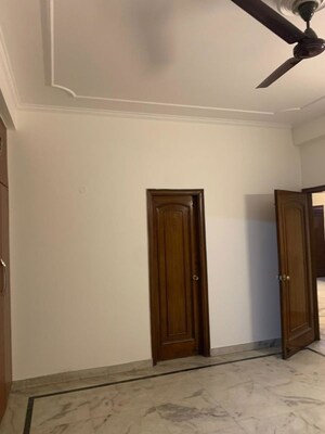 Room in 3 BHK Builder Floor at Sarvodaya Enclave – for Rent