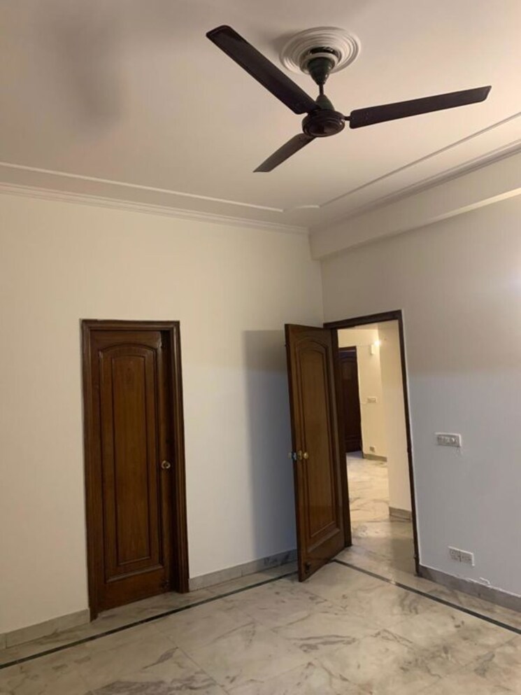 Room, sarvodaya enclave 3 Bedroom 200 Sq.Yd. Builder Floor In Sarvodaya Enclave Delhi 9789784