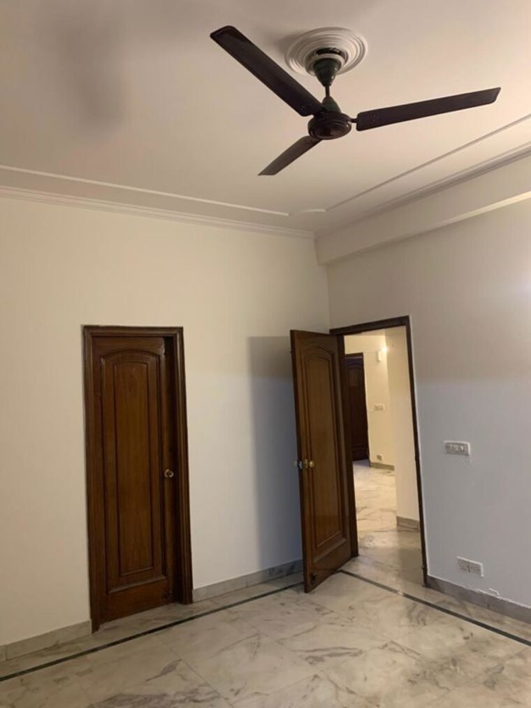 Room, sarvodaya enclave 3 Bedroom 200 Sq.Yd. Builder Floor In Sarvodaya Enclave Delhi 9789784