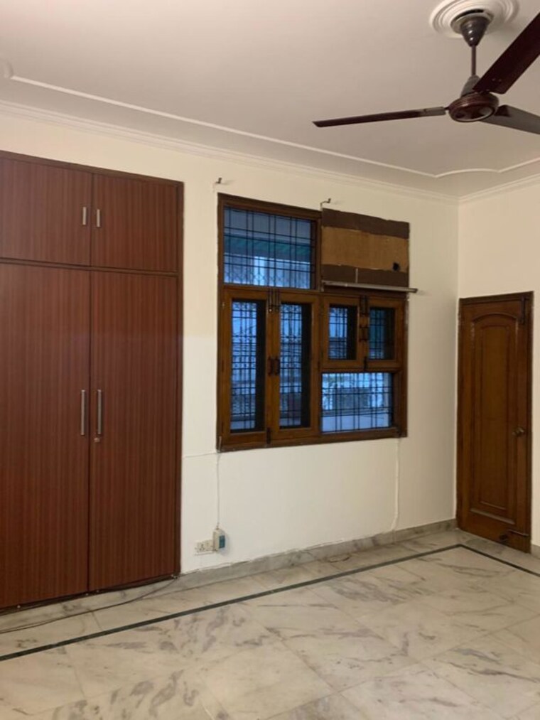 Room, sarvodaya enclave 3 Bedroom 200 Sq.Yd. Builder Floor In Sarvodaya Enclave Delhi 9789784