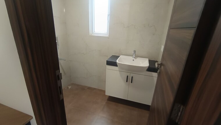 Bathroom, smart-world-gems 3 Bedroom 1550 Sq.Ft. Apartment In Sector 89 Gurgaon 9790144