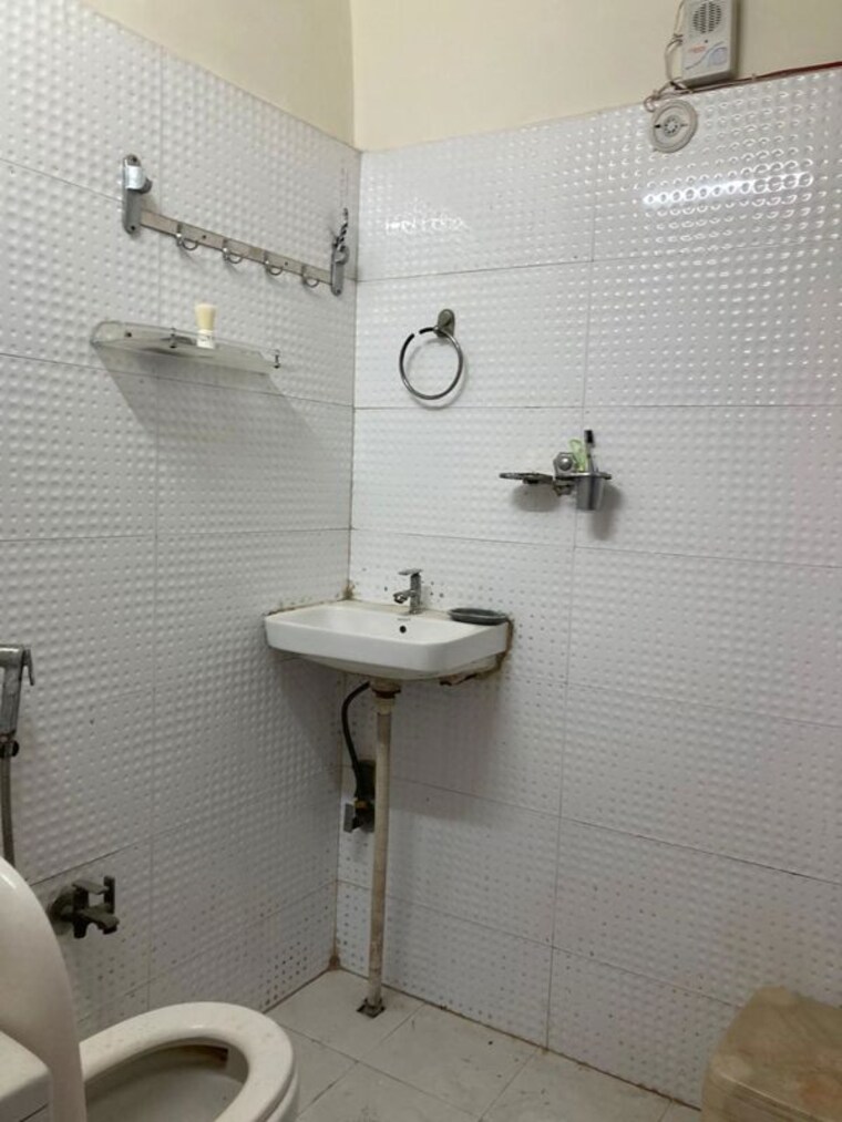 Bathroom, green park 2 Bedroom 950 Sq.Ft. Apartment In Green Park Delhi 9790446