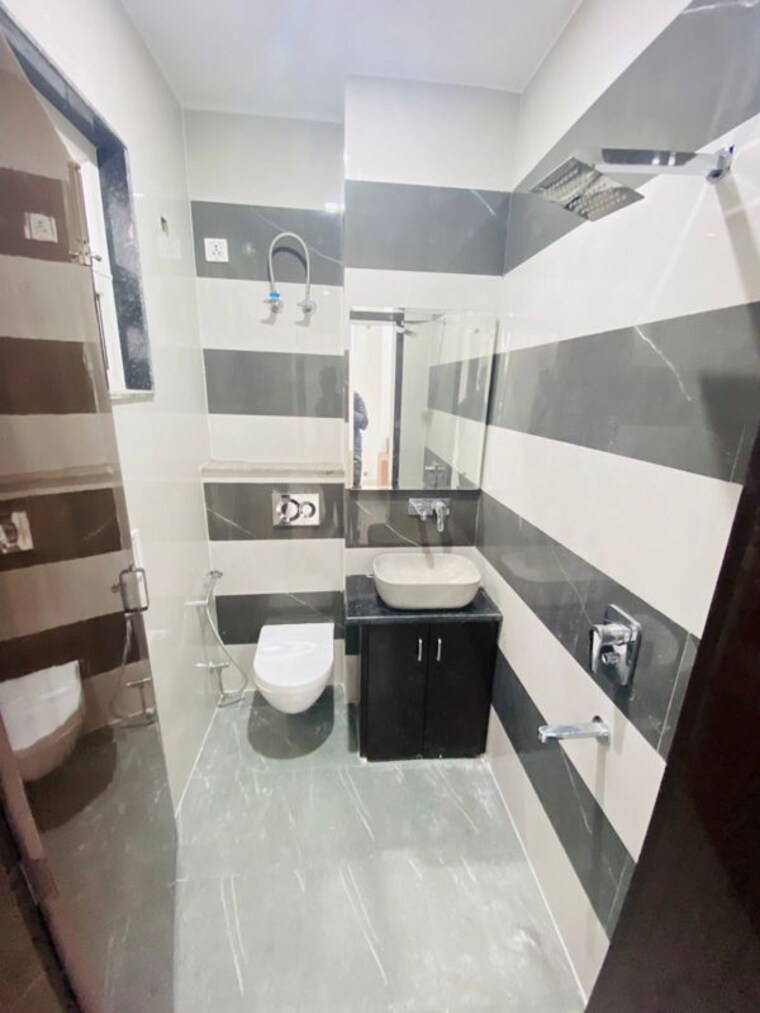 Bathroom, sector 11 dwarka 3 Bedroom 1500 Sq.Ft. Apartment In Sector 11 Dwarka Delhi 9790802