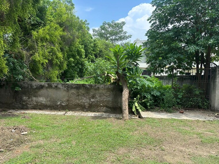 Garden, chi iv greater noida  526 Sq.Yd. Plot In Chi Iv Greater Noida Greater Noida 9790655