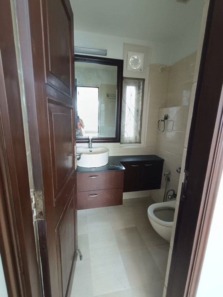 Bathroom, sector 5 dwarka 3 Bedroom 1500 Sq.Ft. Apartment In Sector 5 Dwarka Delhi 9790921