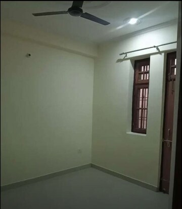 Room in 3 BHK Apartment at Gomti Nagar – for Rent