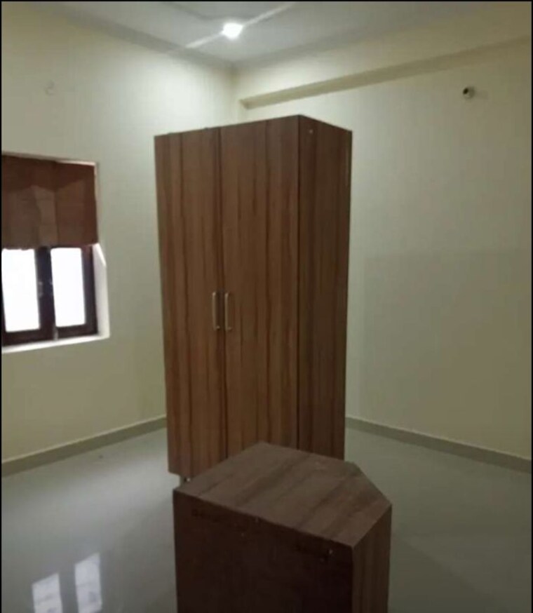 Room, gomti nagar 3 Bedroom 2100 Sq.Ft. Apartment In Gomti Nagar Lucknow 9790933