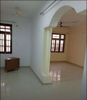 Room in 3 BHK Apartment at Gomti Nagar – for Rent