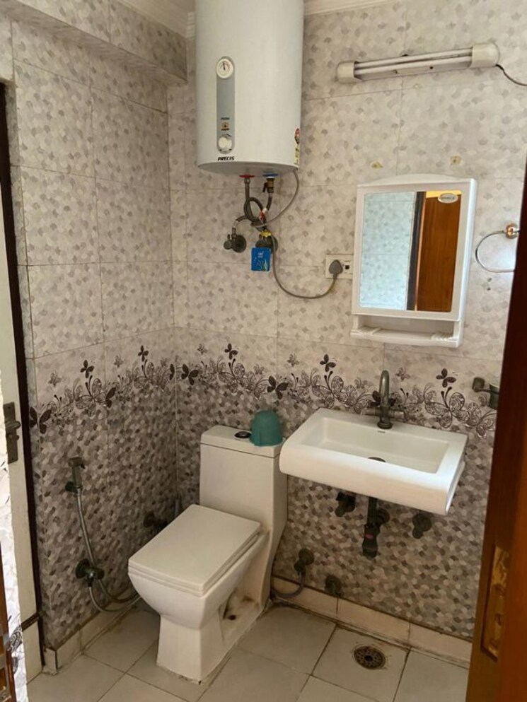 Bathroom, sector 6 dwarka 3 Bedroom 1500 Sq.Ft. Apartment In Sector 6 Dwarka Delhi 9791100