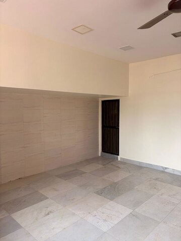 Room in 2 BHK Apartment at Pushpanjali Apartment Prabhadevi, Prabhadevi – for Rent