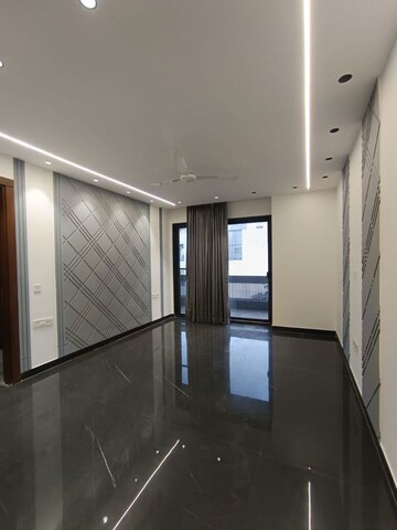 Kitchen in 2 BHK Builder Floor at Smart World Orchard, Sector 61 – for Sale