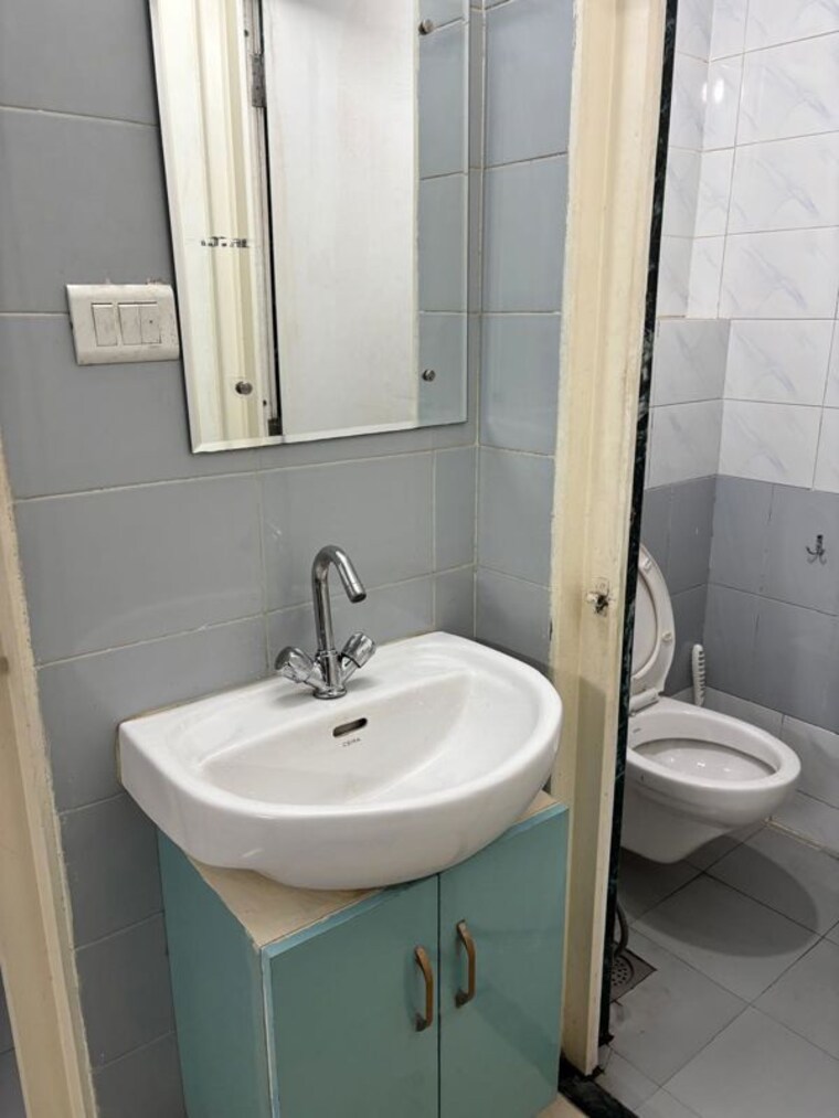 Bathroom, sector 14 dwarka 1 Bedroom 450 Sq.Ft. Apartment In Sector 14 Dwarka Delhi 9791177