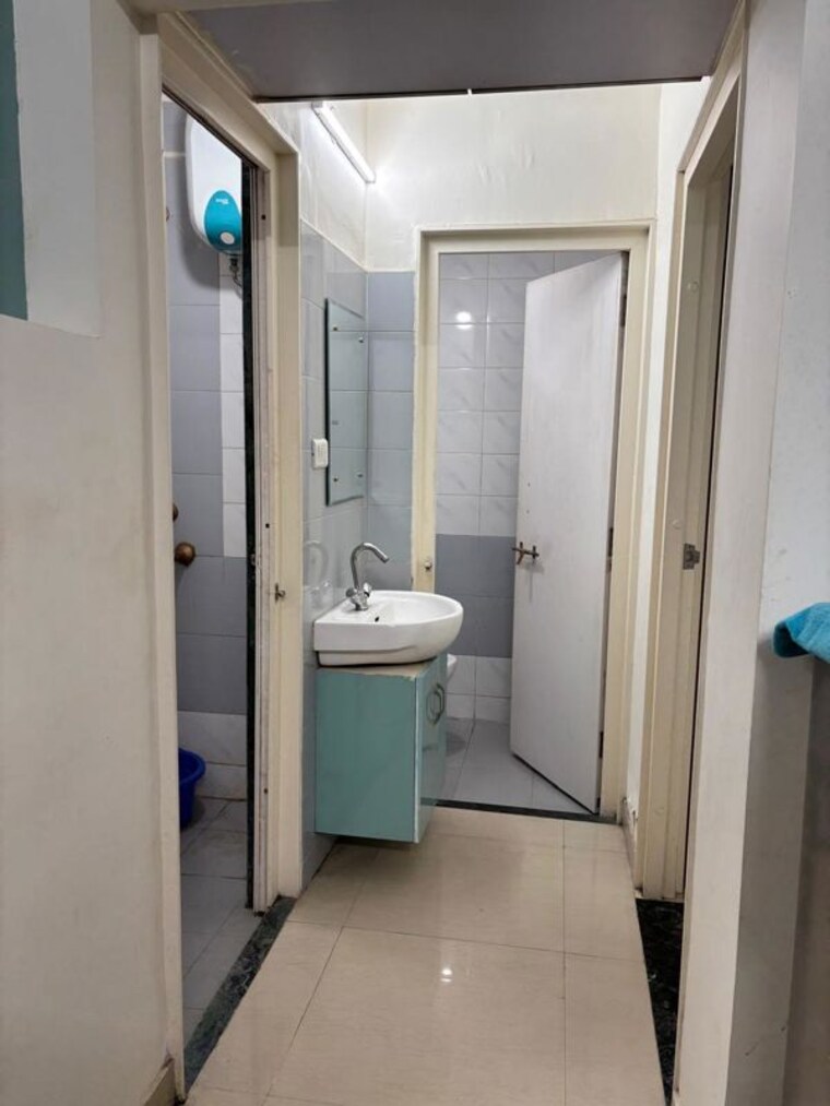 Bathroom, sector 14 dwarka 1 Bedroom 450 Sq.Ft. Apartment In Sector 14 Dwarka Delhi 9791177