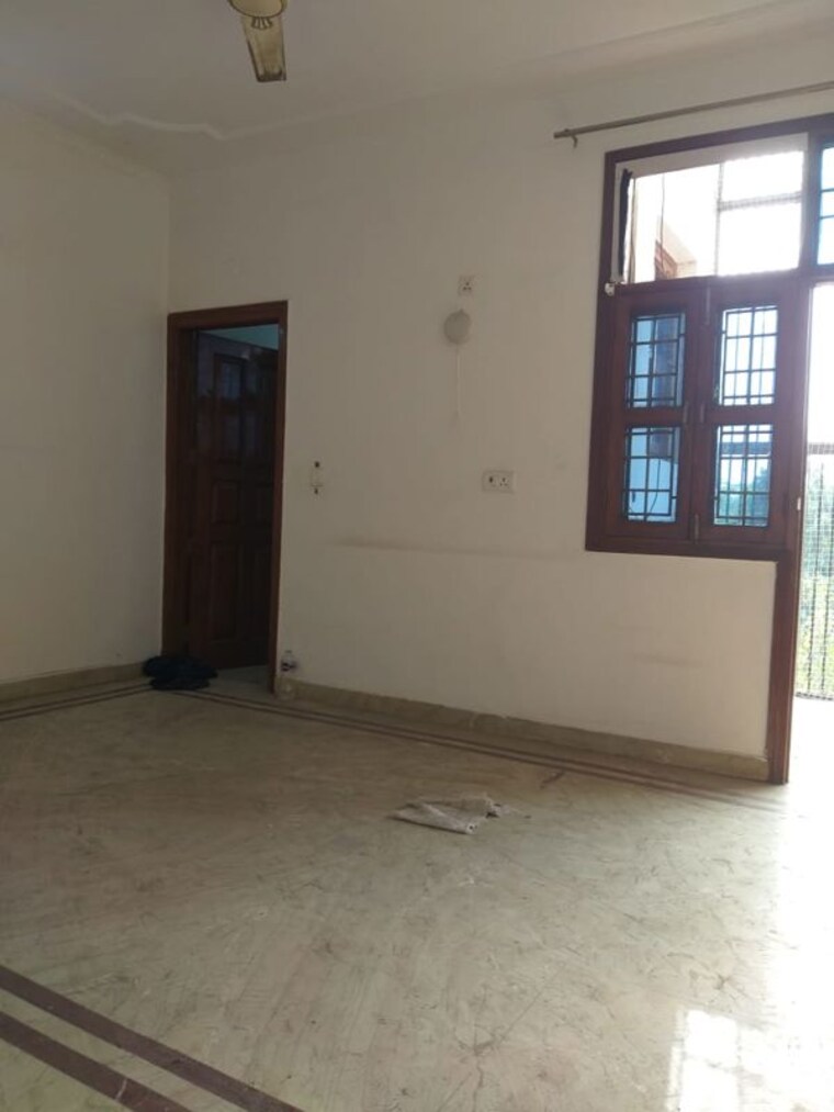 Room, maharani bagh 4 Bedroom 506 Sq.Yd. Independent House In Maharani Bagh Delhi 9791216