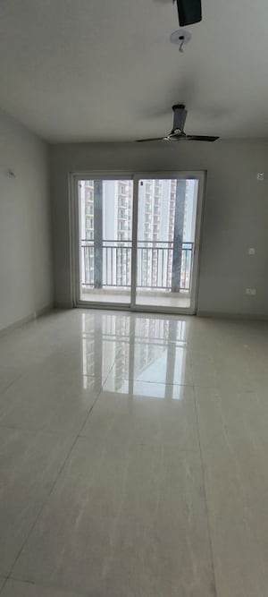 Room in 3 BHK Apartment at Eldeco Live By The Greens, Sector 150 – for Rent