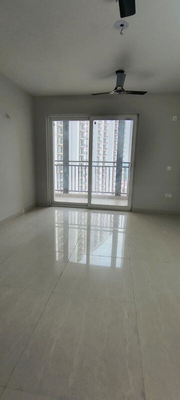 Room in 3 BHK Apartment at Eldeco Live By The Greens, Sector 150 – for Rent