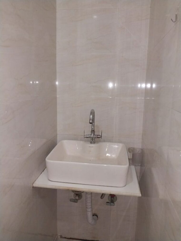 Bathroom, apex-anuradha-apartments 2 Bedroom 90 Sq.Yd. Apartment In Paschim Vihar Delhi 9791492