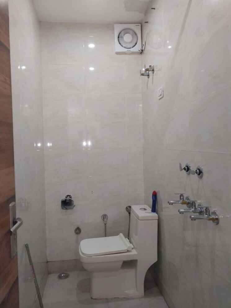 Bathroom, apex-anuradha-apartments 2 Bedroom 90 Sq.Yd. Apartment In Paschim Vihar Delhi 9791492