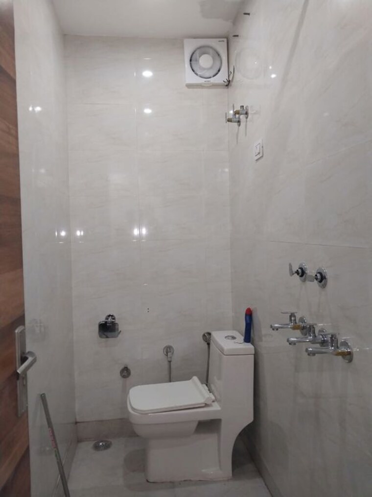 Bathroom, apex-anuradha-apartments 2 Bedroom 90 Sq.Yd. Apartment In Paschim Vihar Delhi 9791492