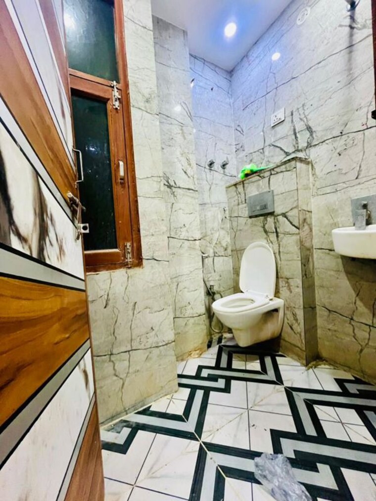 Bathroom, uttam nagar 2 Bedroom 90 Sq.Yd. Builder Floor In Uttam Nagar Delhi 9791686