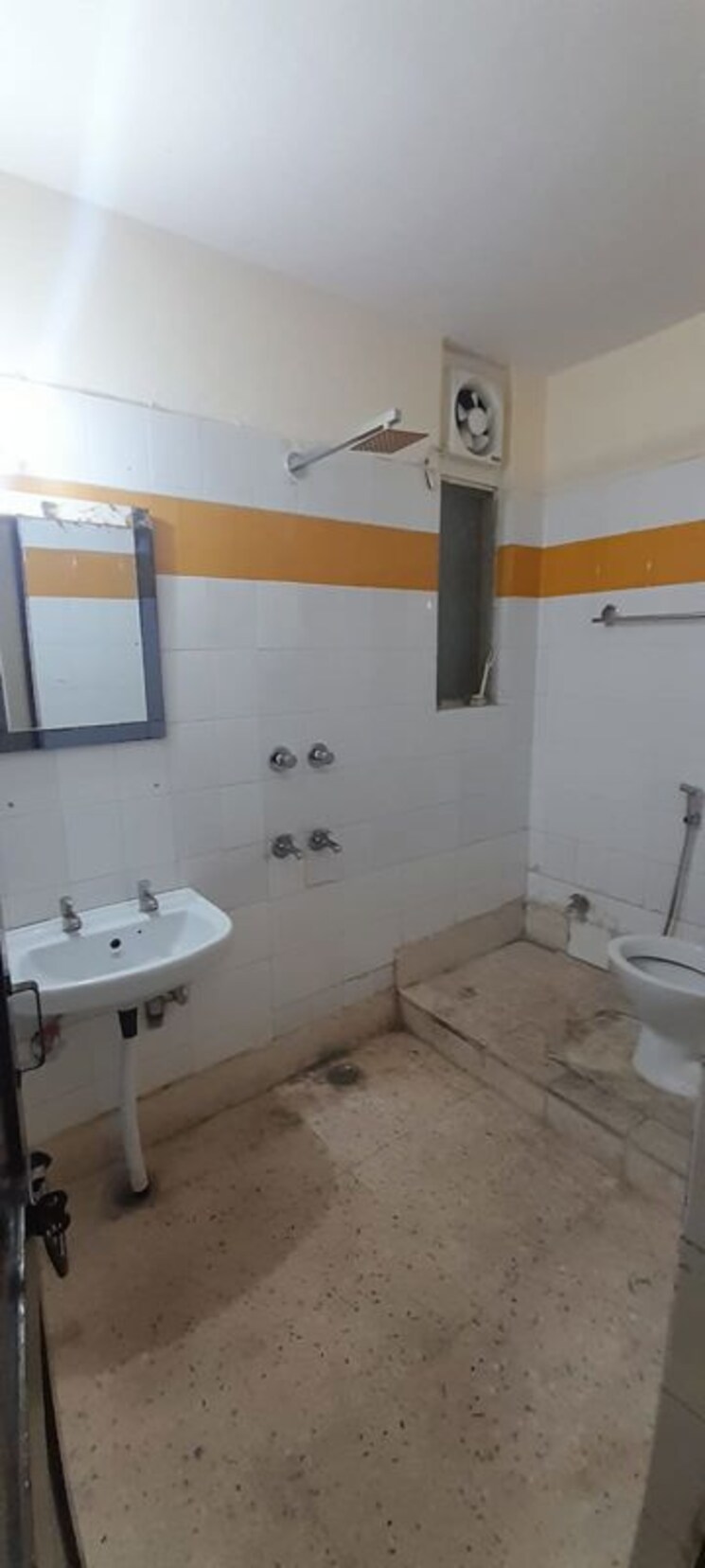 Bathroom, sector 18 dwarka 3 Bedroom 1500 Sq.Ft. Apartment In Sector 18 Dwarka Delhi 9792133
