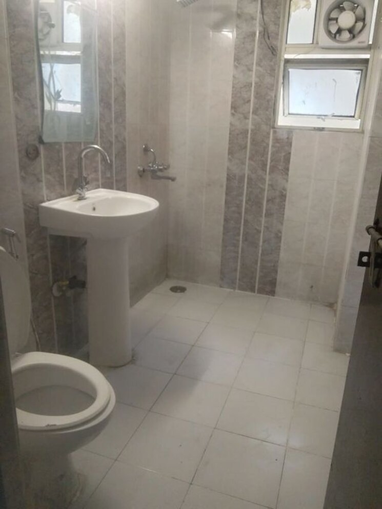 Bathroom, sector 75 3.5 Bedroom 1700 Sq.Ft. Apartment In Sector 75 Noida 9792048