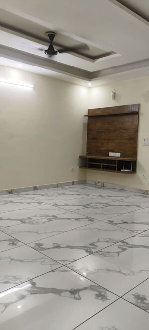 Room in 3 BHK Builder Floor at Surendra Avenue 69, Sector 69 – for Rent