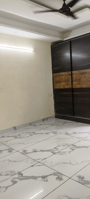 Room in 3 BHK Builder Floor at Surendra Avenue 69, Sector 69 – for Rent